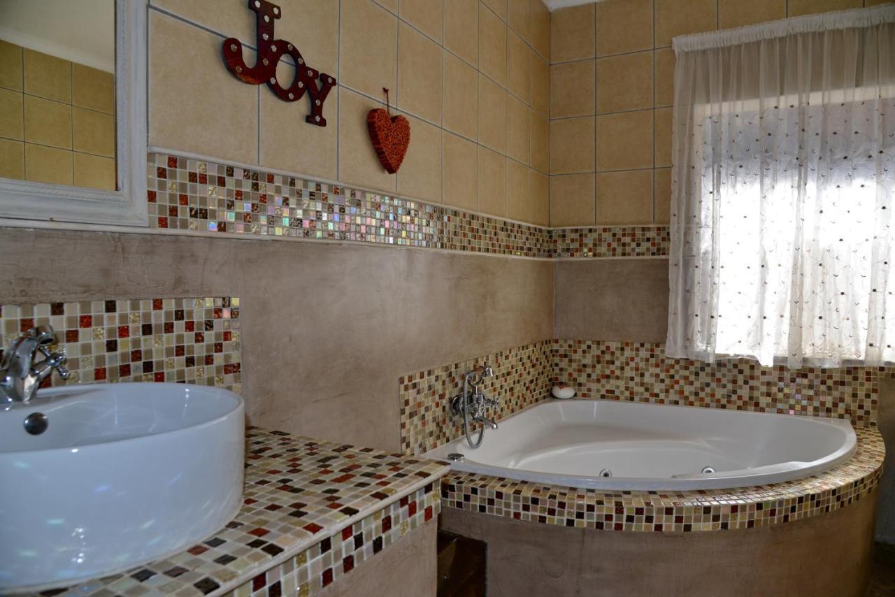 Annie'S Boutique Guesthouse And Garden Spa Хартбееспоорт Екстериор снимка