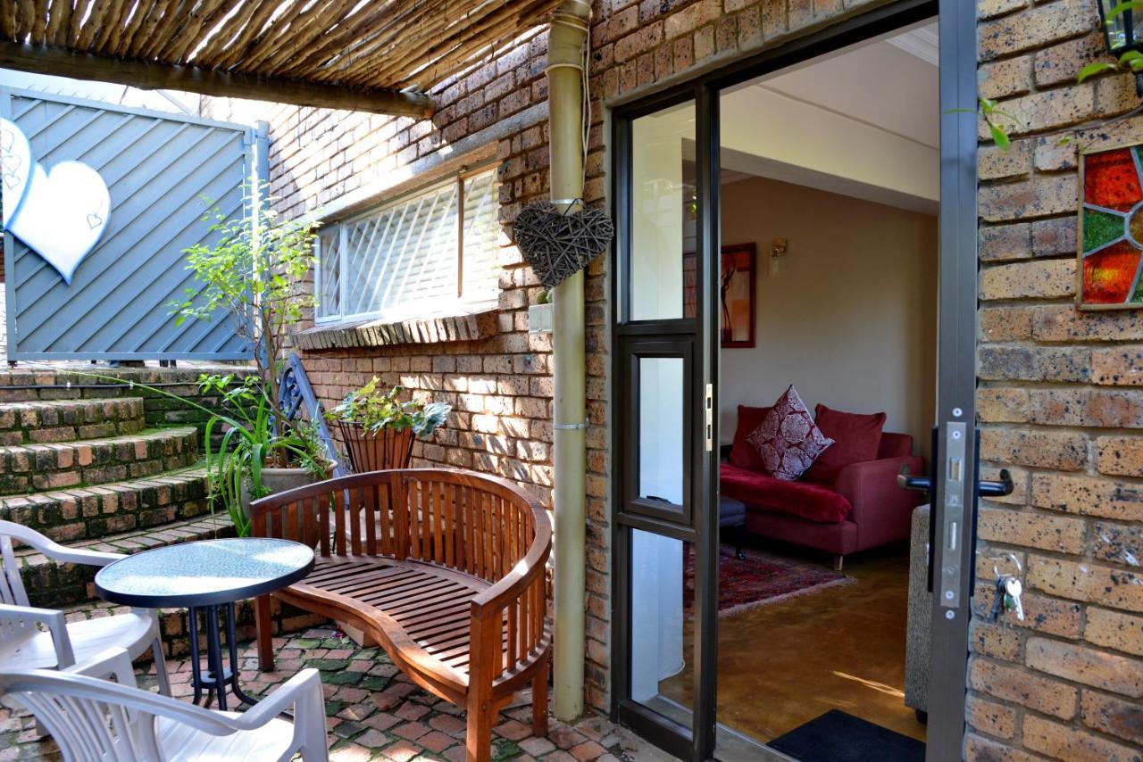 Annie'S Boutique Guesthouse And Garden Spa Хартбееспоорт Екстериор снимка