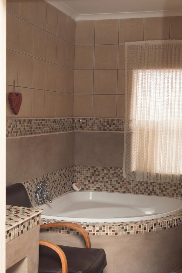 Annie'S Boutique Guesthouse And Garden Spa Хартбееспоорт Екстериор снимка